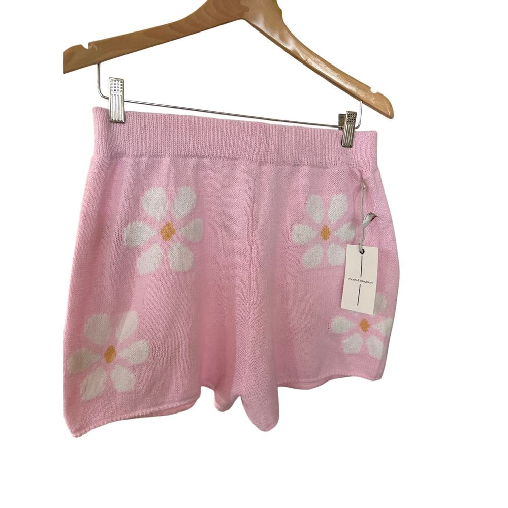 Moon & Madison pink daisy fuzzy shorts featuring a white floral pattern